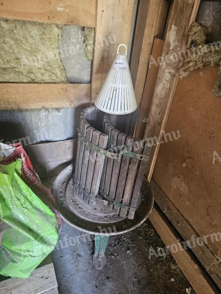 Prodaǰem presu za grožđe i bačvu za berbu