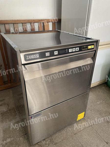 Priemyselná umývačka riadu Zanussi ZUCAI DD vo veľmi dobrom stave