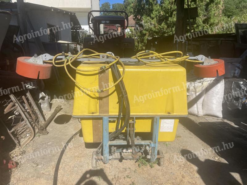 Suspended spraying machine