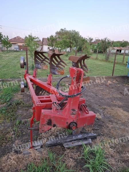 Head slotted, alternately rotating plough