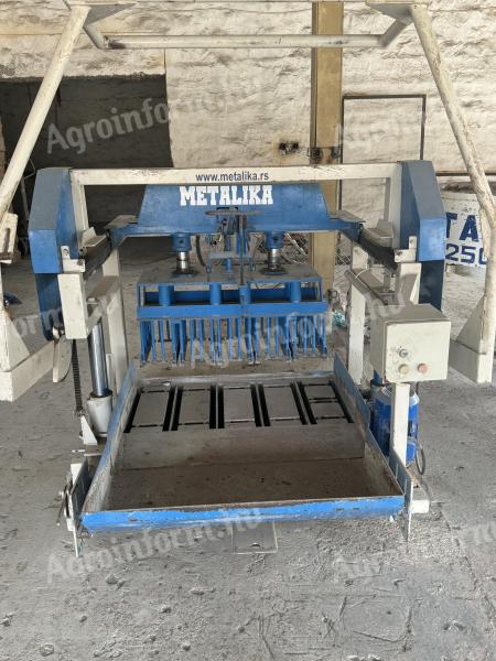 Concrete element making machine