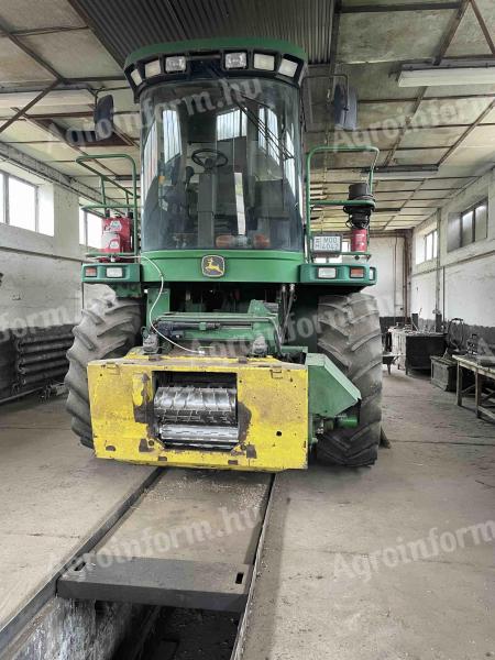 JD 7200 scarifier
