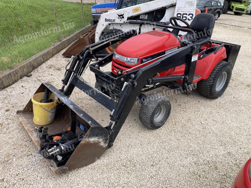 Prodaǰem traktor za travu sa predn̂im utovarivačem Snapper GT600 dizel sa više dodataka