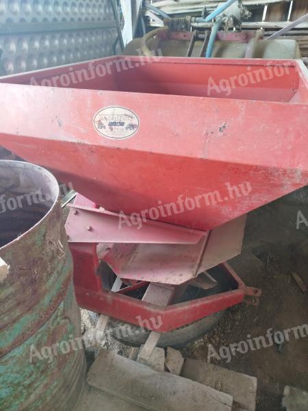 Fertilizer spreader