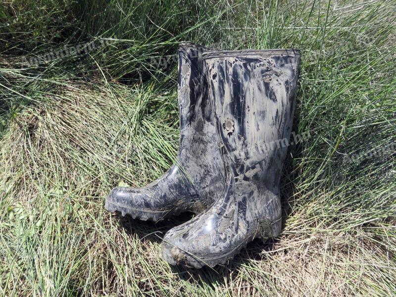 I'M LOOKING FOR LARGE USED RUBBER BOOTS AND PVC JACKETS FOR ARTISTIC USE