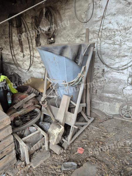 Individual fertiliser spreader