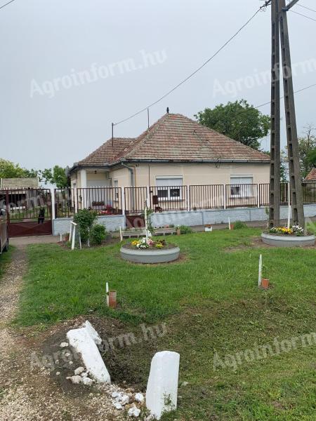 Porodična kuća na prodaǰu u Oregcserto, Csorna puszta