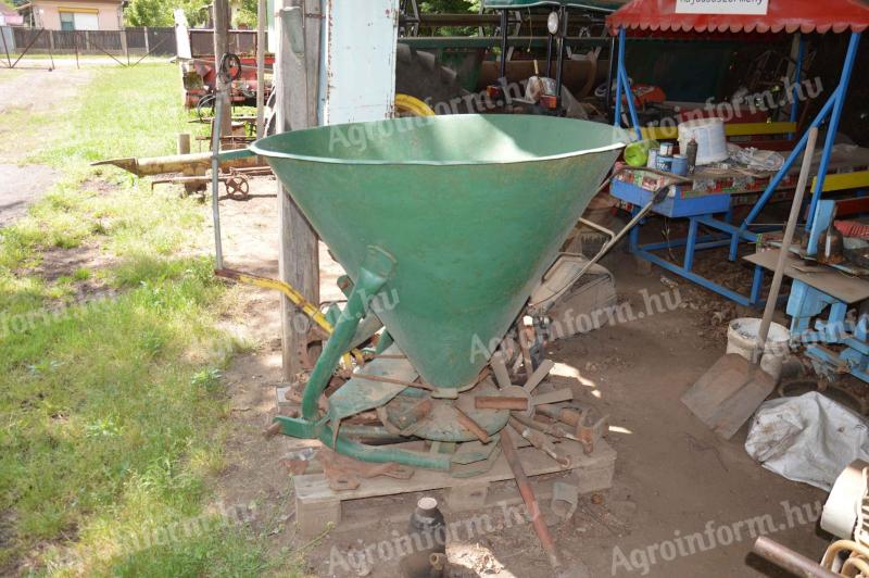 Fertilizer spreader