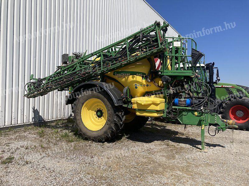 Vučena prskalica John Deere 840 TF