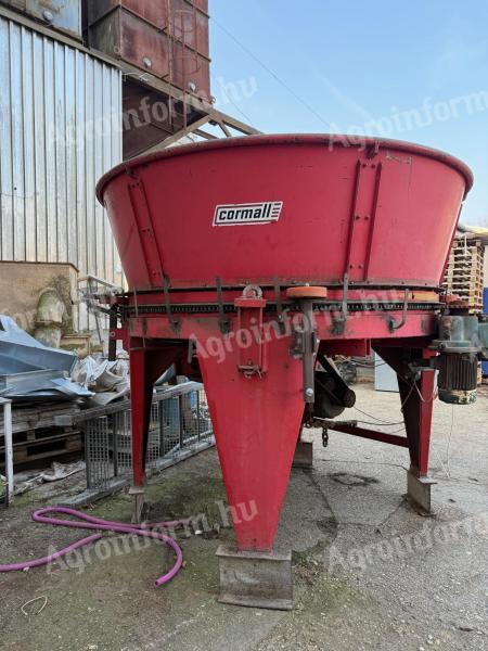 Cormall bale extractor