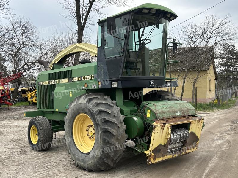 John Deere 6710 Silagehäcksler + Anbaugeräte