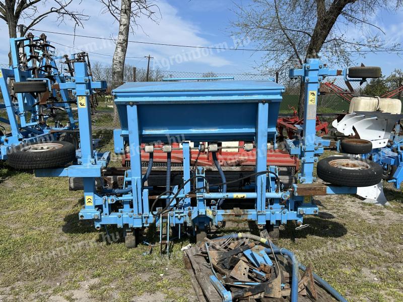 Omikron 6-row row row cultivator with fertiliser spreader
