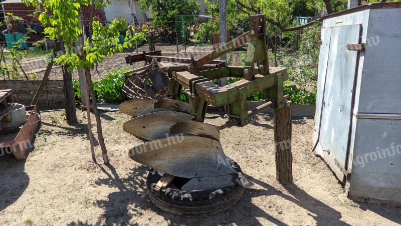 Triple IH plough for sale
