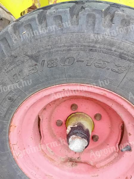 Ballenpressenrad mit Nabe oder Achse zu verkaufen
