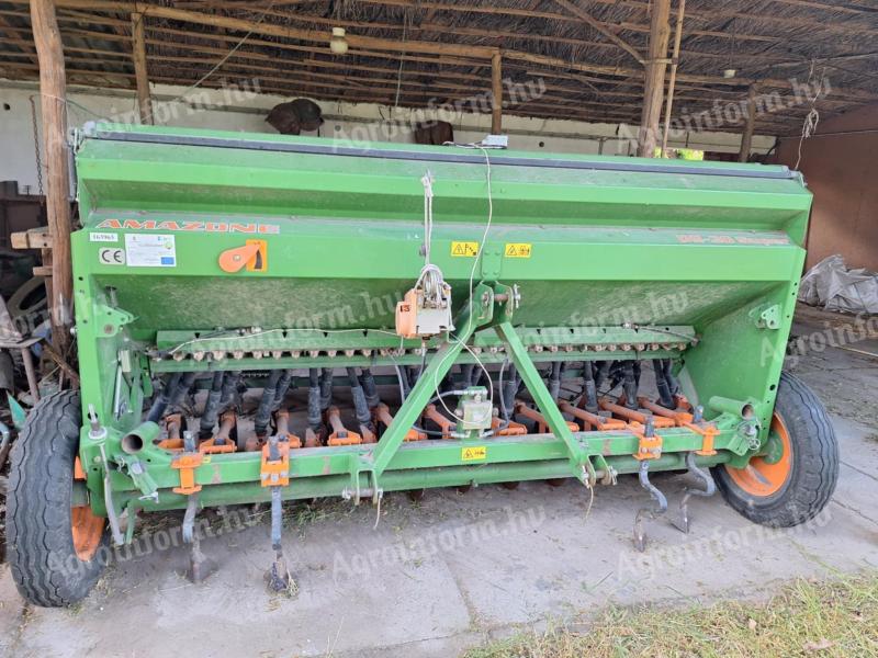 Amazone D9-30 hanging seed drill