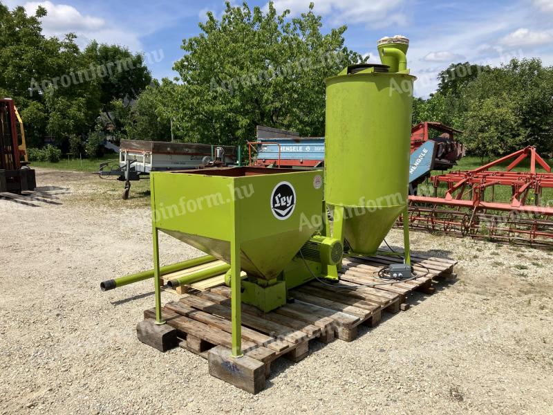 Feed mixer, feed mixing system and grinder Ley