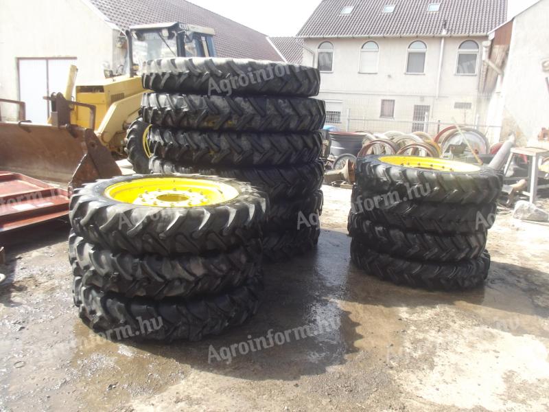 John Deere 4 sets of maintenance wheels in sizes 11.2 R32 and 11.2 R46
