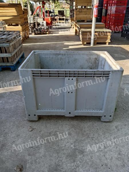 Plastic container
