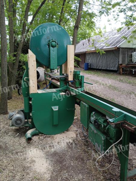 Band saw with waste return conveyor