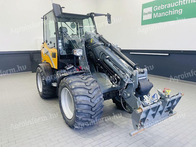 GiANT G5000 TELE articulated loader