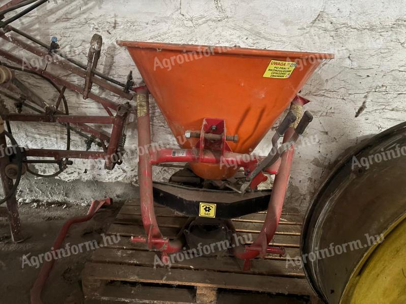 Funnel fertilizer spreader in new condition