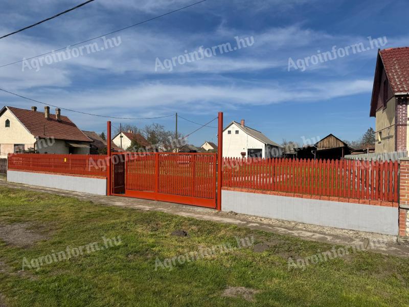 1884 m² utilised building plot with farm buildings
