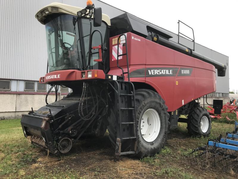 Versatile RT490 combine harvester with grain and maize table, 980 operating hours for sale