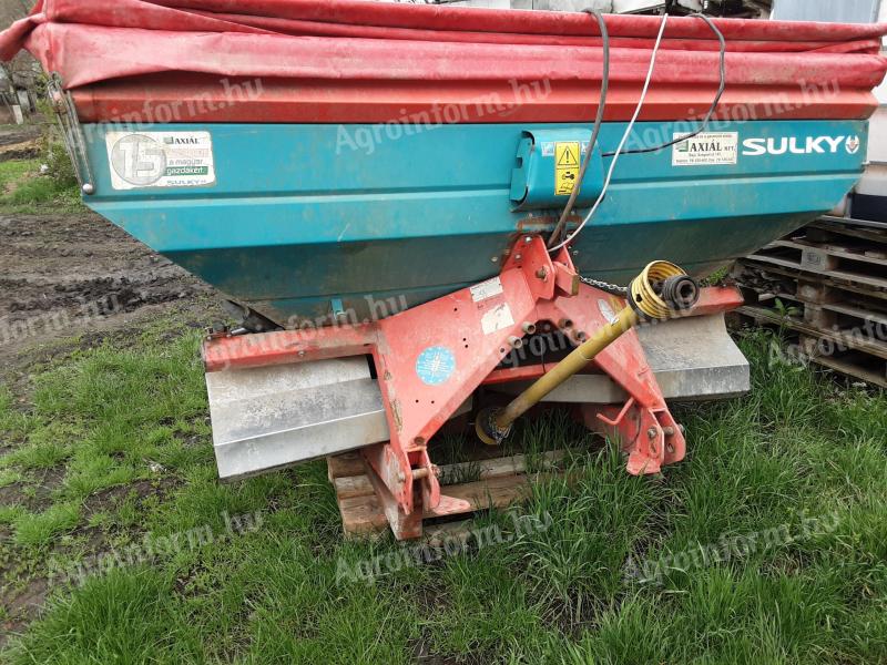 Sulky fertilizer spreader