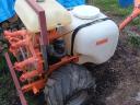 Samochodný postrekovač Solo, dvojtaktný, motor s výkonom 10 koní, 3 rýchlosti, šírka 90 cm