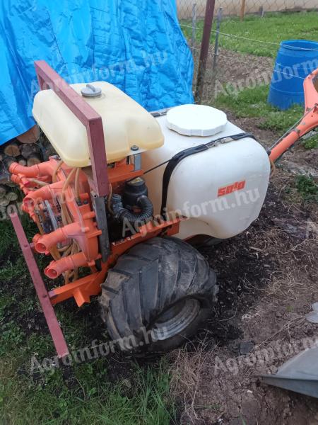 Samochodný postrekovač Solo, dvojtaktný, motor s výkonom 10 koní, 3 rýchlosti, šírka 90 cm