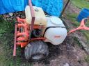 Samochodný postrekovač Solo, dvojtaktný, motor s výkonom 10 koní, 3 rýchlosti, šírka 90 cm