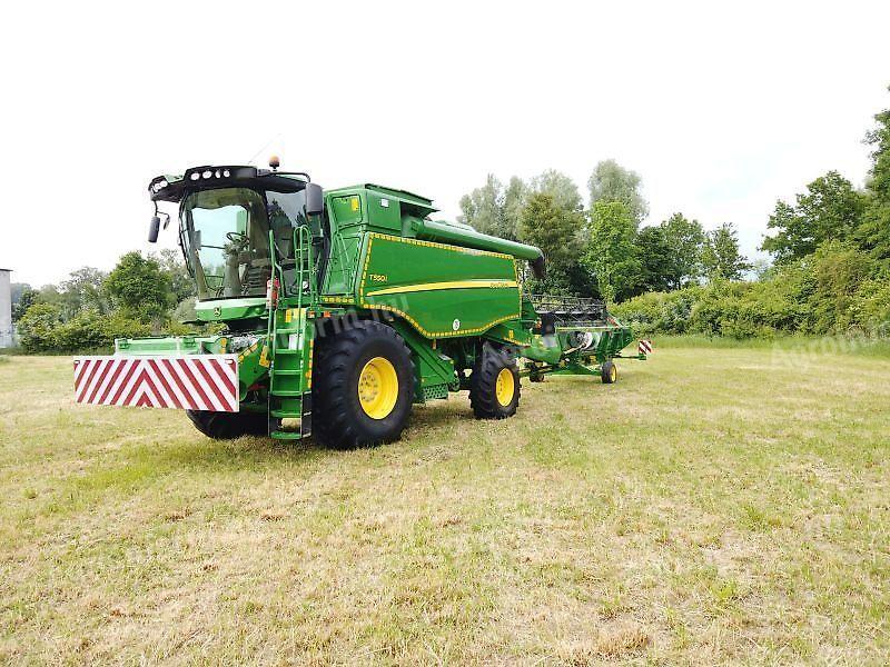 John Deere T550i combine