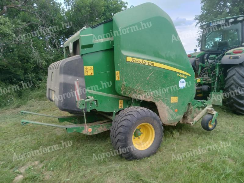 Lis s variabilní komorou John Deere V 451M (2021, nožový typ)