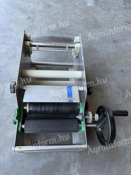 Manual labelling machine