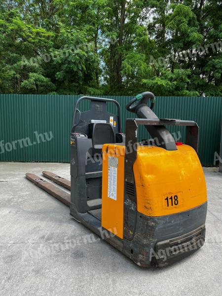 Jungheinrich order picking forklift truck