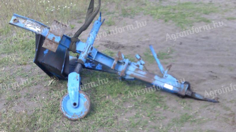 There is a drawbar triangle sniffer