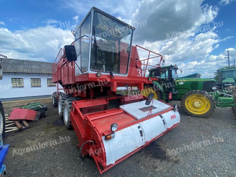 FMC 979 Pea Combine