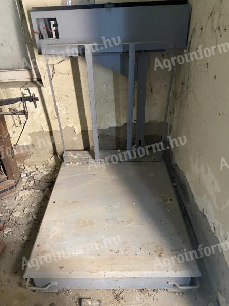 Prodaǰem metalnu težinu od 500 kg