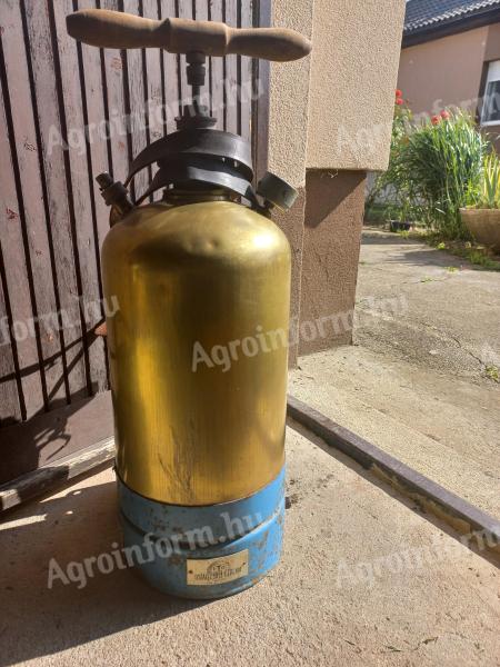 Backyard sprayer