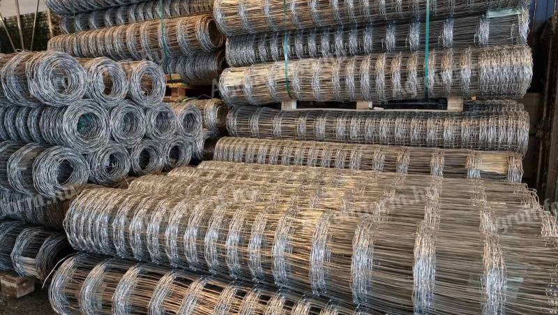Materiály pro oplocení ve velkém množství: drátěné pletivo, drátěné pletivo, divoké pletivo, sloupky, brány.