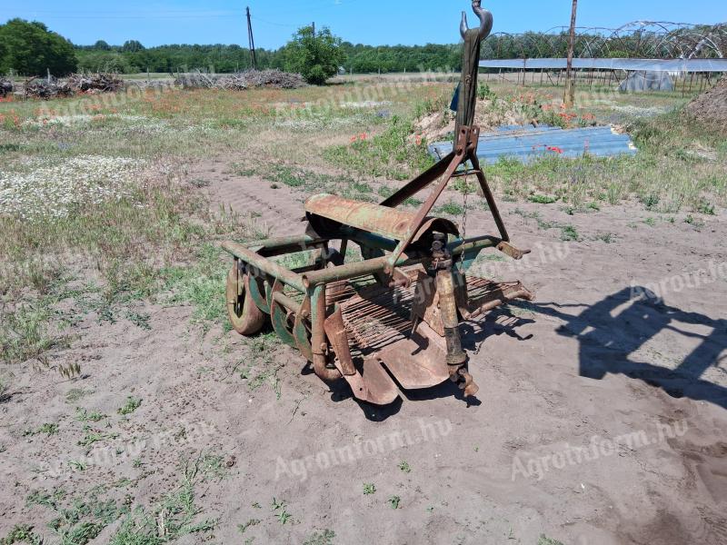 Kunkszman 1 row potato and dandelion scarifier