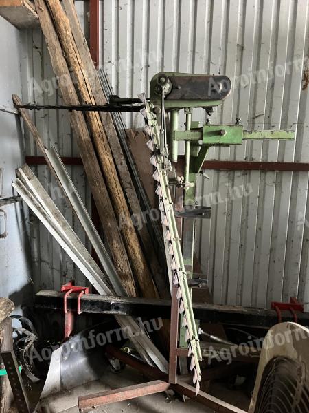 Shredder with alternating knife