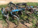 Hydraulically adjustable width spring-loaded cultivator, gruber