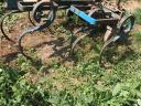Hydraulically adjustable width spring-loaded cultivator, gruber