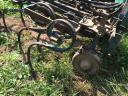 Hydraulically adjustable width spring-loaded cultivator, gruber