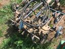 Hydraulically adjustable width spring-loaded cultivator, gruber