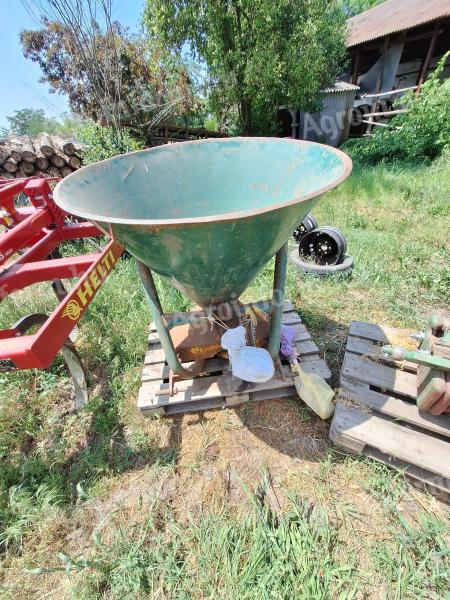 Fertilizer spreader 400 l