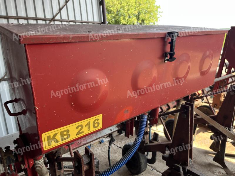 KB 216 in-line fertiliser spreader