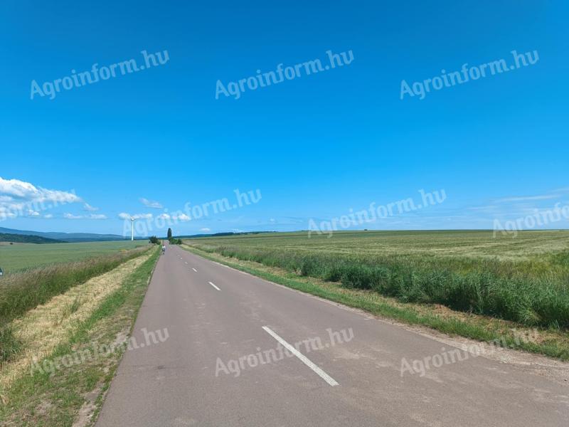 Ackerland zu verkaufen in der Nähe von Emőd, neben der Hauptstraße