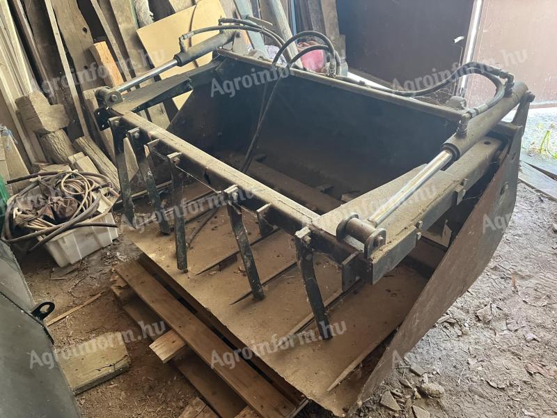 Hydraulic fertilizer fork